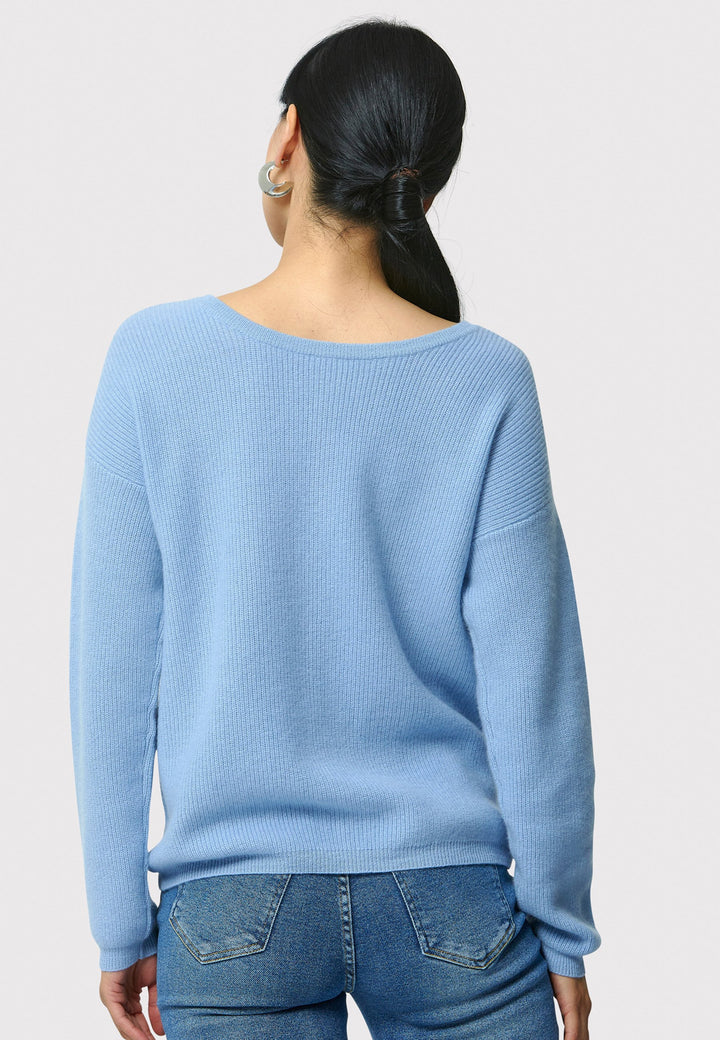 The Greta Cashmere Cardigan in Porcelain Blue brings a touch of elegance and versatility to your wardrobe. Designed with ribbed detailing and a neat finish, this reversible cardigan can be worn as a button-back jumper for a modern twist or layered over the Marlena Cashmere Sweater-Vest for a seamless look. Made from luxurious cashmere, it provides exceptional comfort and sophistication, making it an essential piece for any stylish collection.