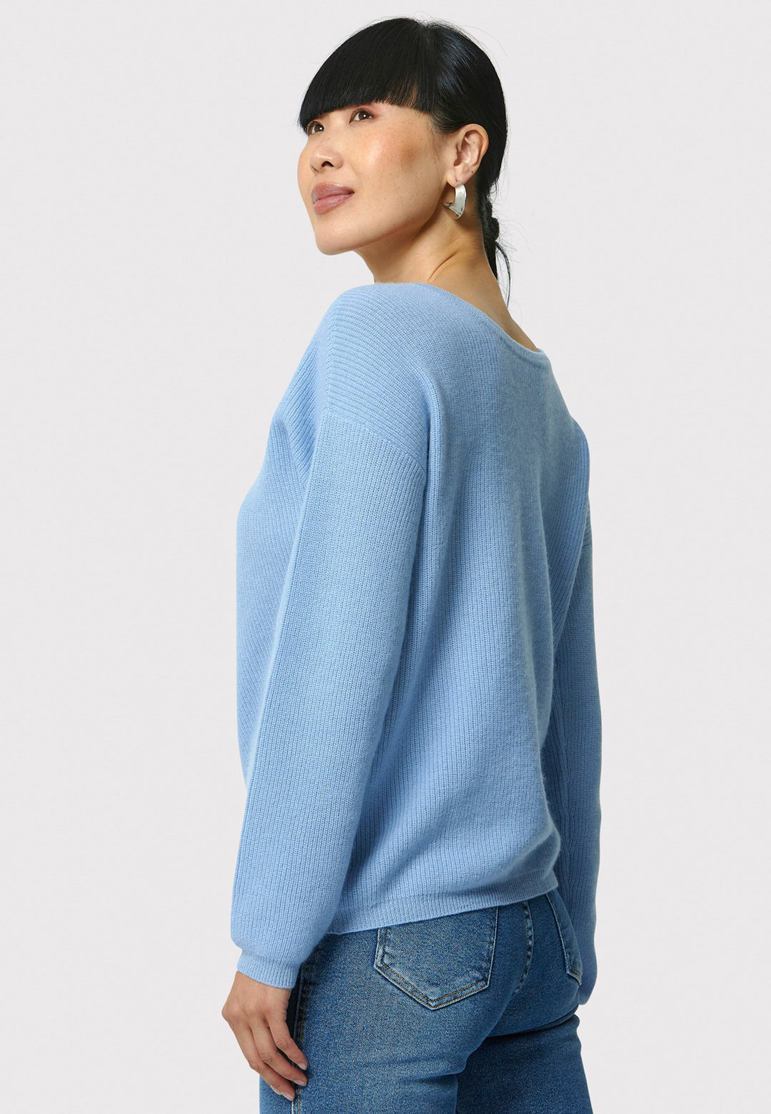 The Greta Cashmere Cardigan in Porcelain Blue brings a touch of elegance and versatility to your wardrobe. Designed with ribbed detailing and a neat finish, this reversible cardigan can be worn as a button-back jumper for a modern twist or layered over the Marlena Cashmere Sweater-Vest for a seamless look. Made from luxurious cashmere, it provides exceptional comfort and sophistication, making it an essential piece for any stylish collection.