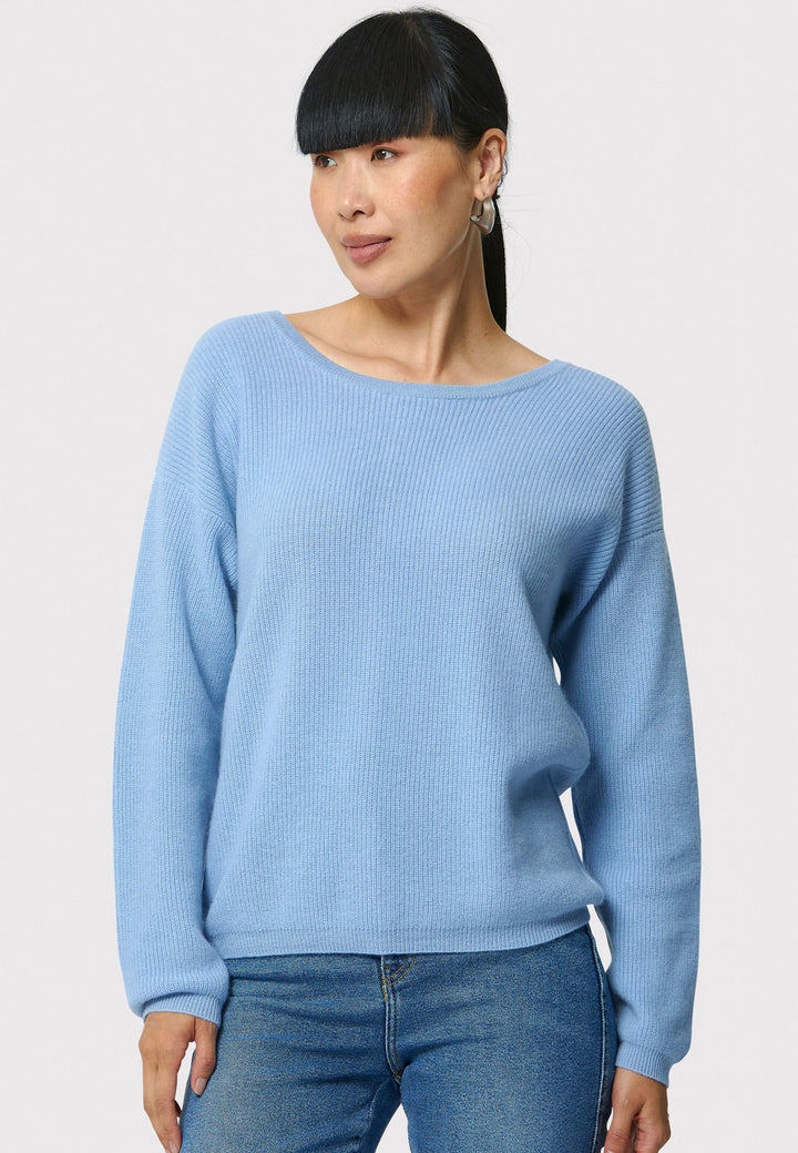 The Greta Cashmere Cardigan in Porcelain Blue brings a touch of elegance and versatility to your wardrobe. Designed with ribbed detailing and a neat finish, this reversible cardigan can be worn as a button-back jumper for a modern twist or layered over the Marlena Cashmere Sweater-Vest for a seamless look. Made from luxurious cashmere, it provides exceptional comfort and sophistication, making it an essential piece for any stylish collection.