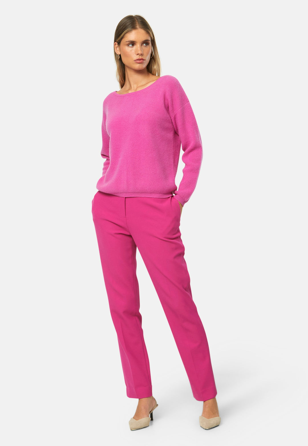 A versatile, reversible cardigan you can wear buttoned at the front or back, or pair with the matching Marlena top. Spun from pure cashmere with a plush, cloud-soft handle, it features a neat crew neckline, dropped shoulders and an easy, hip-skimming fit finished with fine rib trims.