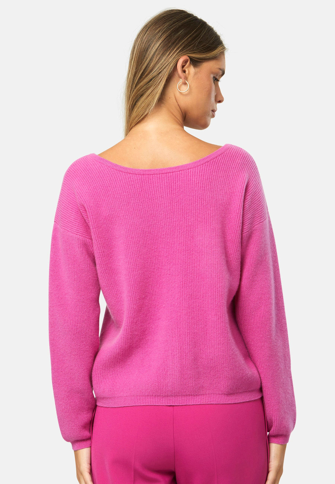 A versatile, reversible cardigan you can wear buttoned at the front or back, or pair with the matching Marlena top. Spun from pure cashmere with a plush, cloud-soft handle, it features a neat crew neckline, dropped shoulders and an easy, hip-skimming fit finished with fine rib trims.