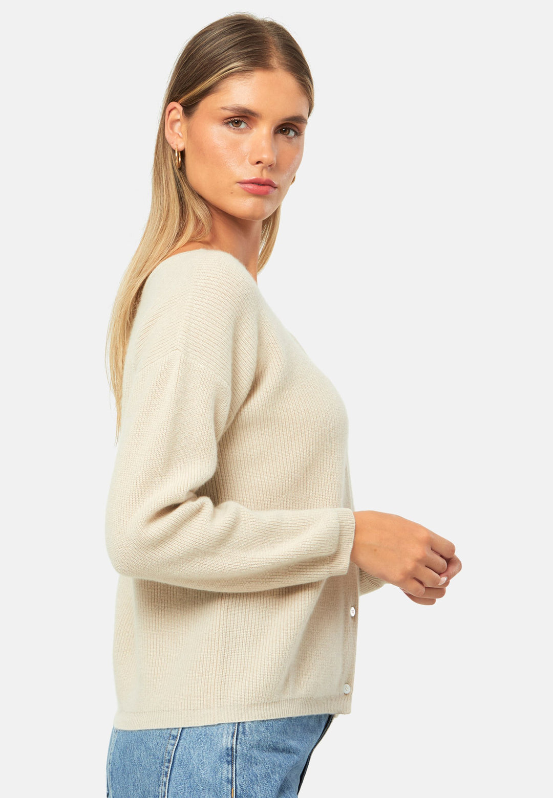 A versatile, reversible cardigan you can wear buttoned at the front or back, or pair with the matching Marlena top. Spun from pure cashmere with a plush, cloud-soft handle, it features a neat crew neckline, dropped shoulders and an easy, hip-skimming fit finished with fine rib trims.