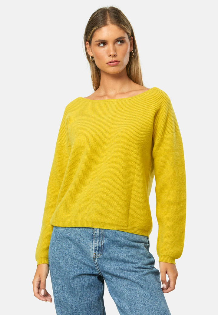 A versatile, reversible cardigan you can wear buttoned at the front or back, or pair with the matching Marlena top. Spun from pure cashmere with a plush, cloud-soft handle, it features a neat crew neckline, dropped shoulders and an easy, hip-skimming fit finished with fine rib trims.