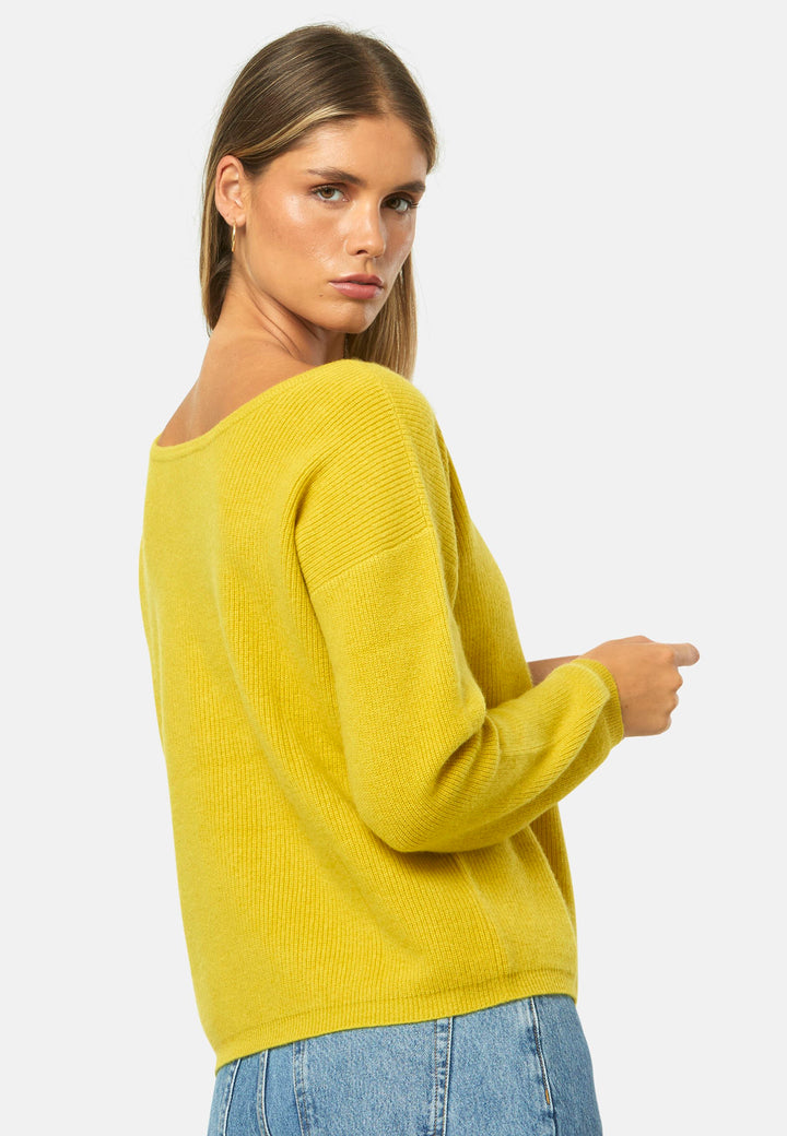 A versatile, reversible cardigan you can wear buttoned at the front or back, or pair with the matching Marlena top. Spun from pure cashmere with a plush, cloud-soft handle, it features a neat crew neckline, dropped shoulders and an easy, hip-skimming fit finished with fine rib trims.