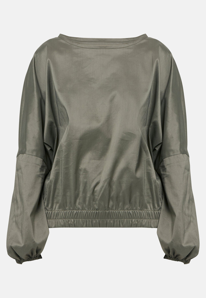 The Indie Olive Blouse features a relaxed, billowy fit with gathered sleeves and an elasticated hem for a contemporary touch. The lightweight fabric and round neckline make it versatile and easy to pair with the Niamh jeans.