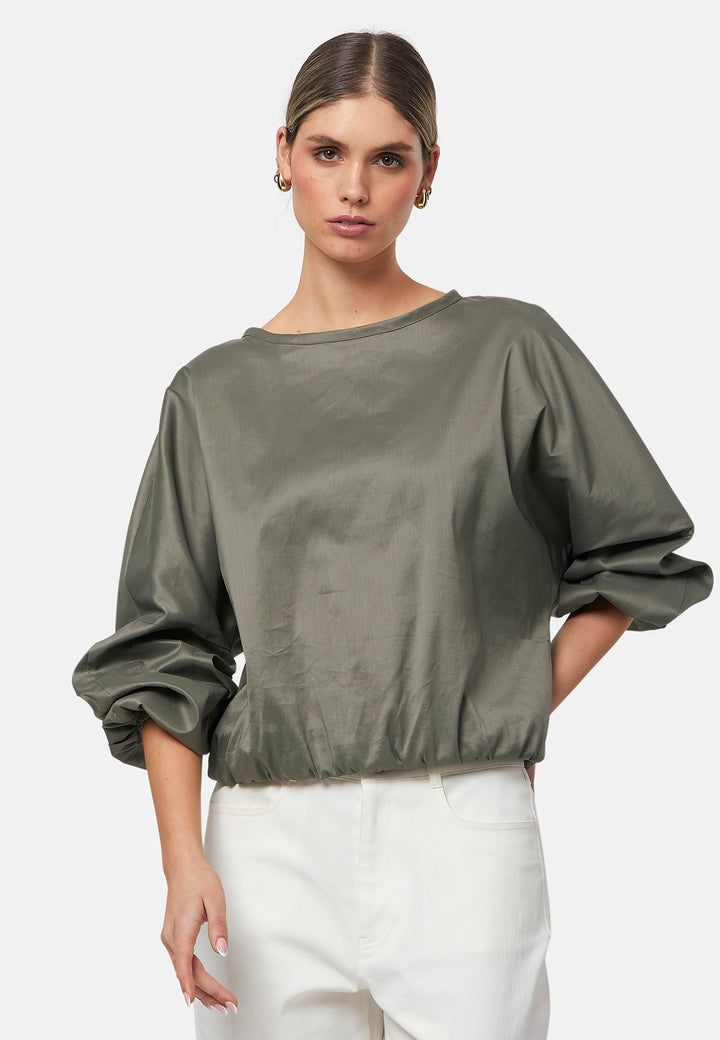 The Indie Olive Blouse features a relaxed, billowy fit with gathered sleeves and an elasticated hem for a contemporary touch. The lightweight fabric and round neckline make it versatile and easy to pair with the Niamh jeans.