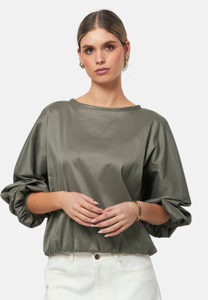 The Indie Olive Blouse features a relaxed, billowy fit with gathered sleeves and an elasticated hem for a contemporary touch. The lightweight fabric and round neckline make it versatile and easy to pair with the Niamh jeans.