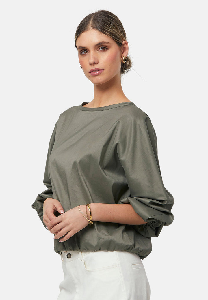 The Indie Olive Blouse features a relaxed, billowy fit with gathered sleeves and an elasticated hem for a contemporary touch. The lightweight fabric and round neckline make it versatile and easy to pair with the Niamh jeans.