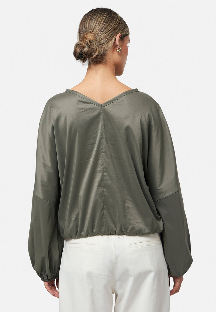 The Indie Olive Blouse features a relaxed, billowy fit with gathered sleeves and an elasticated hem for a contemporary touch. The lightweight fabric and round neckline make it versatile and easy to pair with the Niamh jeans.
