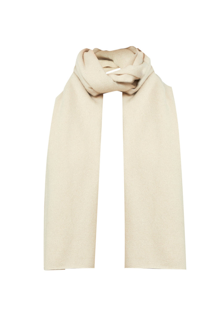 Knitted in pure cashmere with a soft handle, this generously cut wrap drapes fluidly. Loop, wrap or wear as a shoulder cover-up. A versatile layer for every occasion. In soft latte, it pairs seamlessly with neutrals or the matching knitwear.