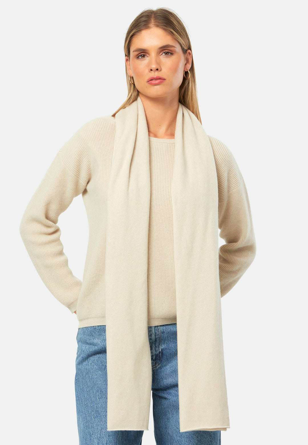 Knitted in pure cashmere with a soft handle, this generously cut wrap drapes fluidly. Loop, wrap or wear as a shoulder cover-up. A versatile layer for every occasion. In soft latte, it pairs seamlessly with neutrals or the matching knitwear.