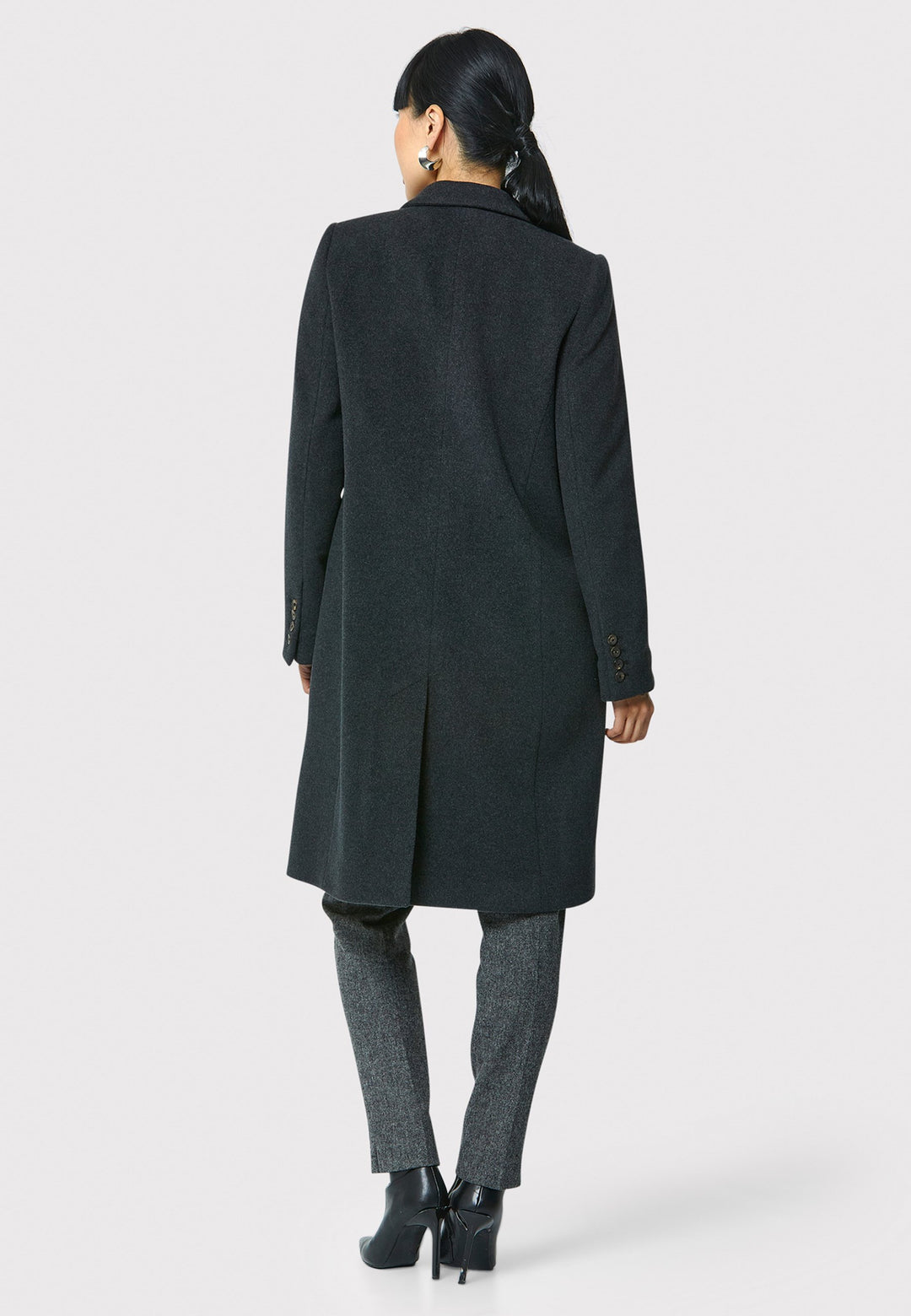 The Leighton charcoal grey coat is crafted from a luxurious wool and cashmere melton blend. Expertly crafted, this knee-length coat offers both warmth and sophistication. Drawing inspiration from refined men's tailoring, it showcases a tidy collar and revere design. With a three-button finish and practical pockets, this coat effortlessly combines functionality with style. Elevate your outerwear collection with this versatile and classic piece that will ensure you stay chic and cozy throughout the winter sea