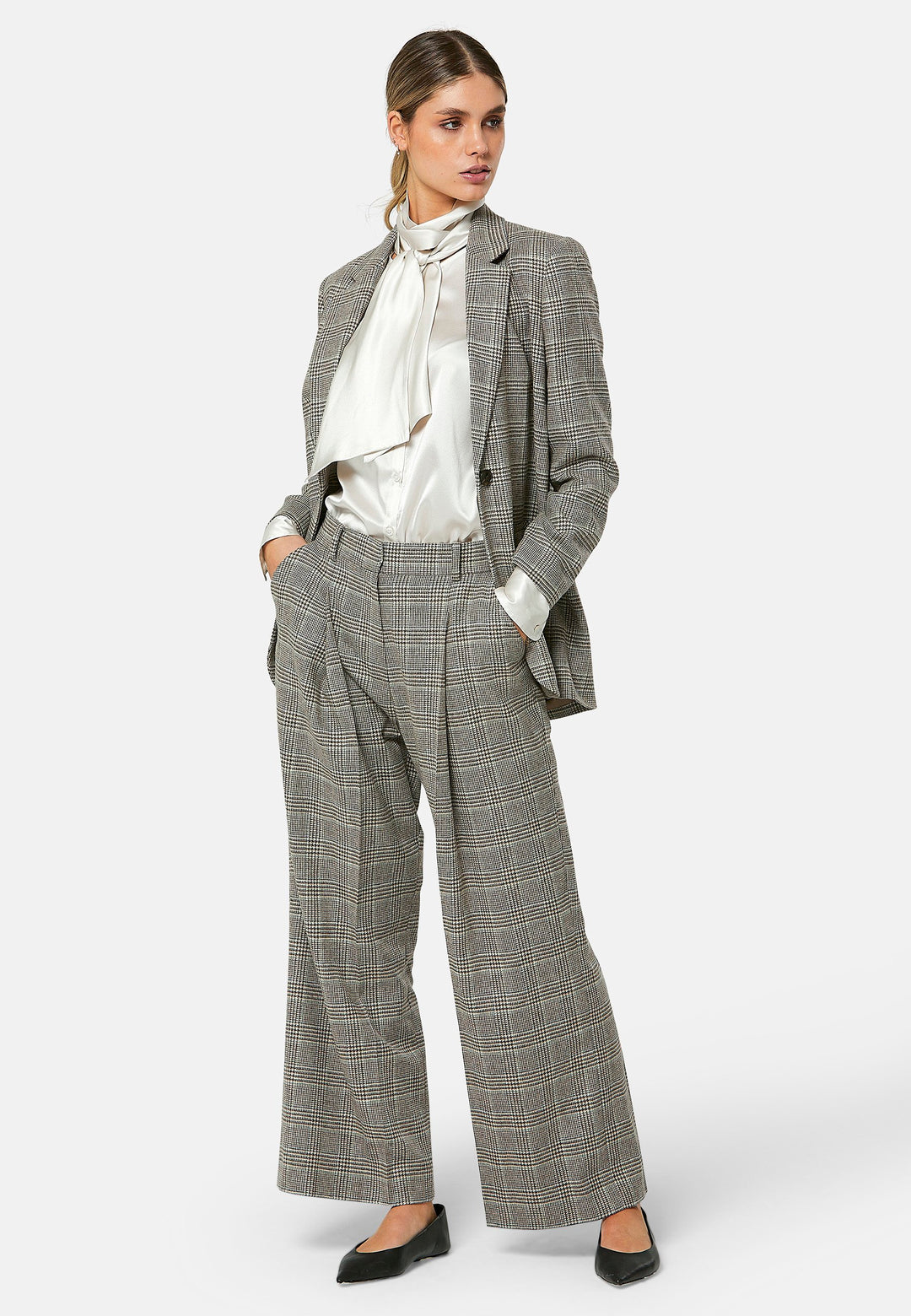 Lyra Glen Check trousers, crafted from a soft-touch Magee lambswool. This pleated front wide-leg relaxed fit trousers offer a timeless and versatile look suitable for both professional and casual settings. Embrace the city heritage look by pairing with the co-ordinating Cassie boyfriend blazer.