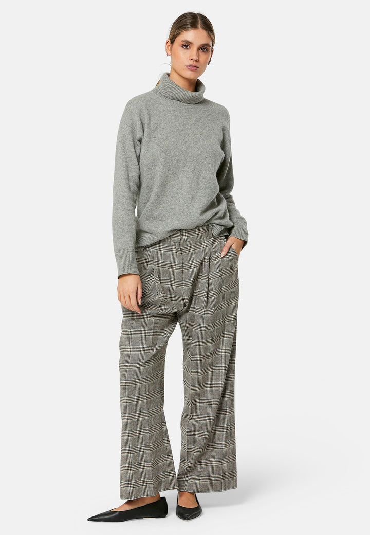 Lyra Glen Check trousers, crafted from a soft-touch Magee lambswool. This pleated front wide-leg relaxed fit trousers offer a timeless and versatile look suitable for both professional and casual settings. Embrace the city heritage look by pairing with the co-ordinating Cassie boyfriend blazer.