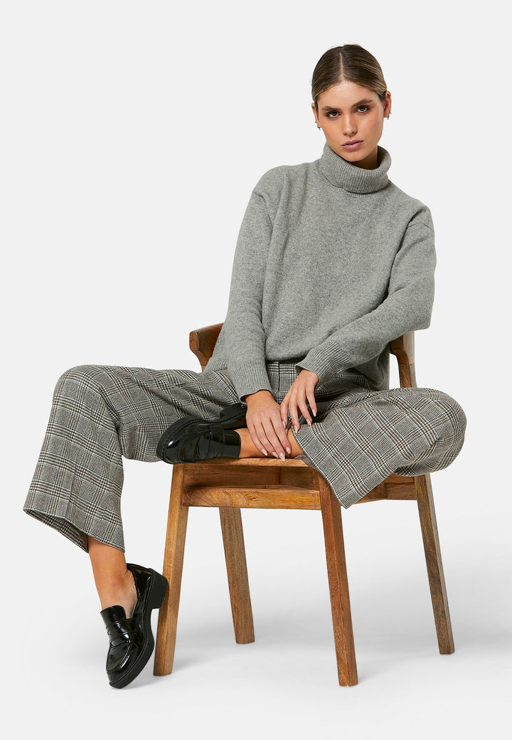 Lyra Glen Check trousers, crafted from a soft-touch Magee lambswool. This pleated front wide-leg relaxed fit trousers offer a timeless and versatile look suitable for both professional and casual settings. Embrace the city heritage look by pairing with the co-ordinating Cassie boyfriend blazer.