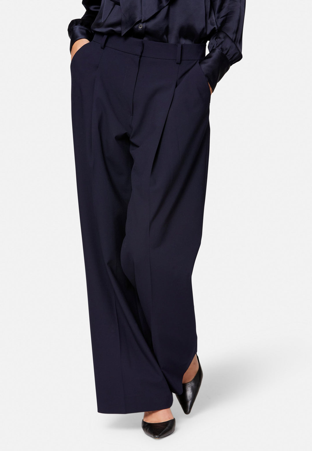 Lyra, the modern wide-leg trouser. Tailored with a natural waist, soft front pleats and sharp pressed creases. Full-length and fluid for an elongating line, with side pockets, belt loops and neat back welt pockets. Wear with the Darcie blazer for the coordinating suit, or dress down with a simple knit.