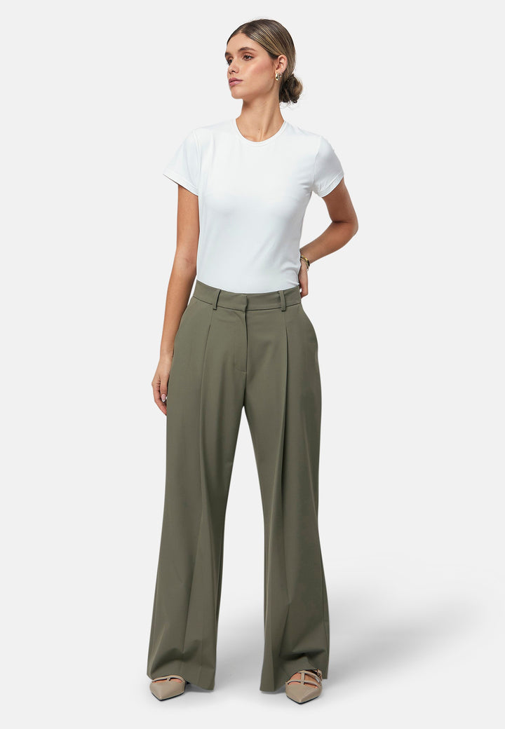Elevate your wardrobe with the olive Lyra trousers. Designed for both comfort and style, they feature a relaxed wide-leg fit with a pleated front, offering a timeless and versatile look suitable for both professional and casual settings. Pair with a simple tee and the matching Cassie Jacket, for a sophisticated outfit.