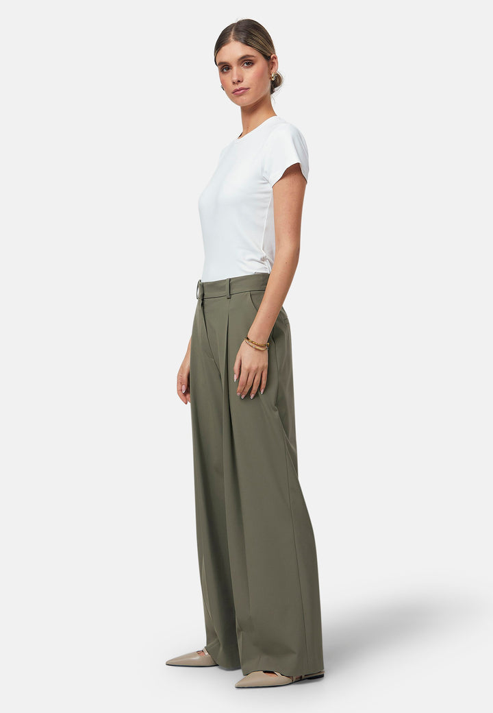 Elevate your wardrobe with the olive Lyra trousers. Designed for both comfort and style, they feature a relaxed wide-leg fit with a pleated front, offering a timeless and versatile look suitable for both professional and casual settings. Pair with a simple tee and the matching Cassie Jacket, for a sophisticated outfit.