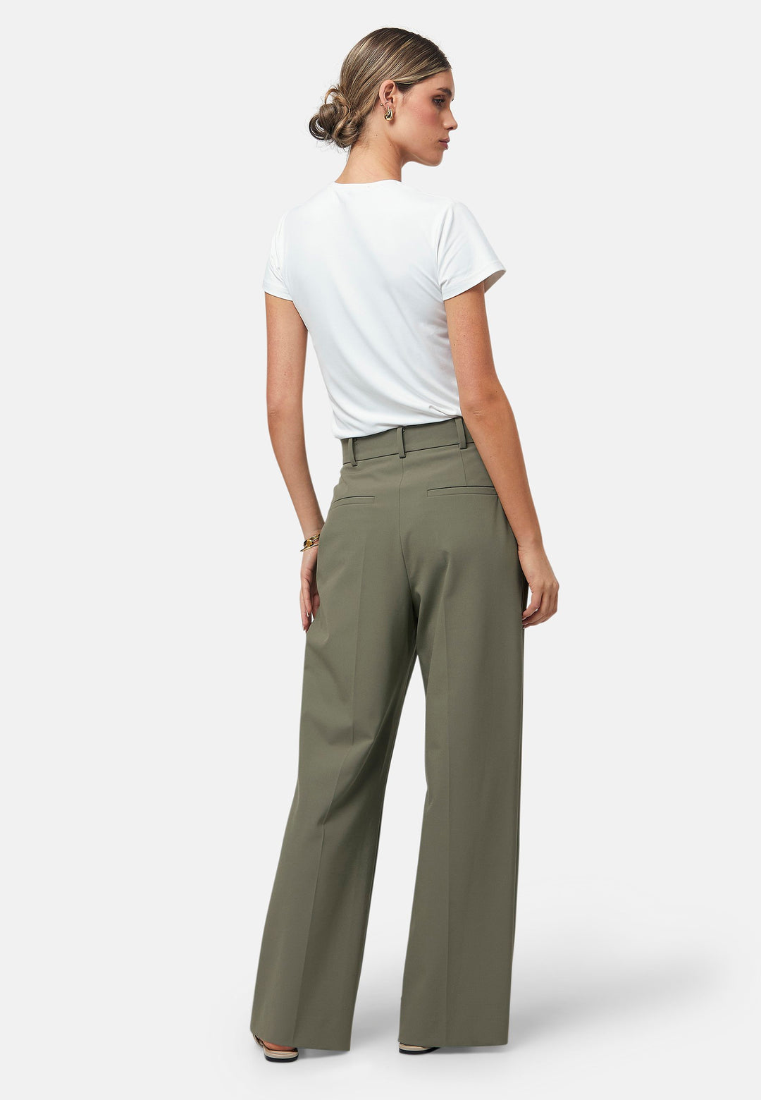 Elevate your wardrobe with the olive Lyra trousers. Designed for both comfort and style, they feature a relaxed wide-leg fit with a pleated front, offering a timeless and versatile look suitable for both professional and casual settings. Pair with a simple tee and the matching Cassie Jacket, for a sophisticated outfit.