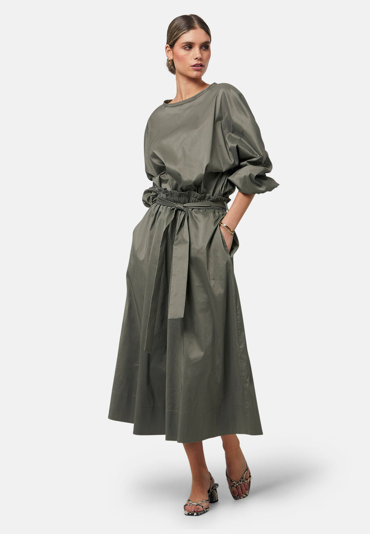 Choose the Meg Olive Culottes. An easy-fitting wide leg, pull-on linen pant that embrace laid-back spirit. A piece you can't travel without. Designed to sit on the high waist for a flattering fit. Features a detachable belt. Paper bag elasticated waist for all day comfort. Cut from a breathable cotton blend. Pair it with a simple tee and the tonal Cassie boyfriend-blazer with trainers for a chic and contemporary look.