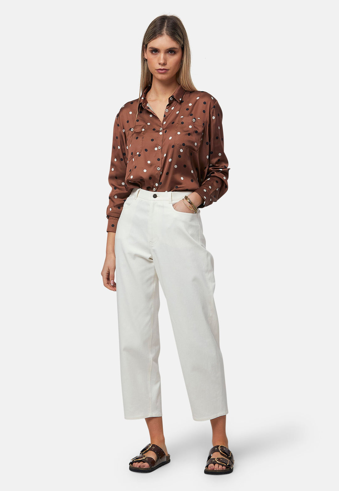 The Niamh Jeans bring a fresh twist to your wardrobe staples. With a high-rise fit and a relaxed, ankle grazing length, they’re perfect for keeping it classic but cool. Pair them with a bold top or keep it neutral.