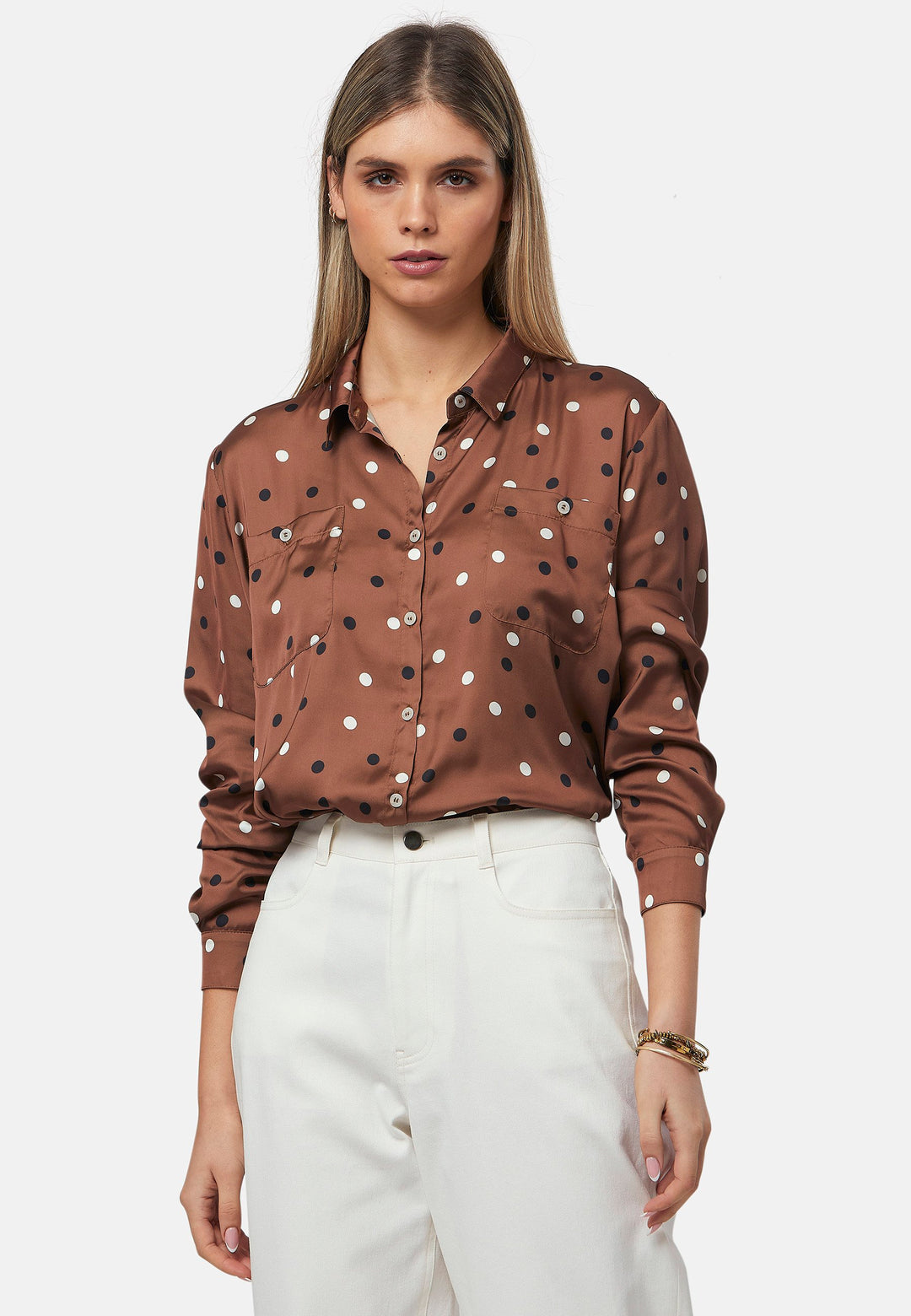 The Niamh Jeans bring a fresh twist to your wardrobe staples. With a high-rise fit and a relaxed, ankle grazing length, they’re perfect for keeping it classic but cool. Pair them with a bold top or keep it neutral.