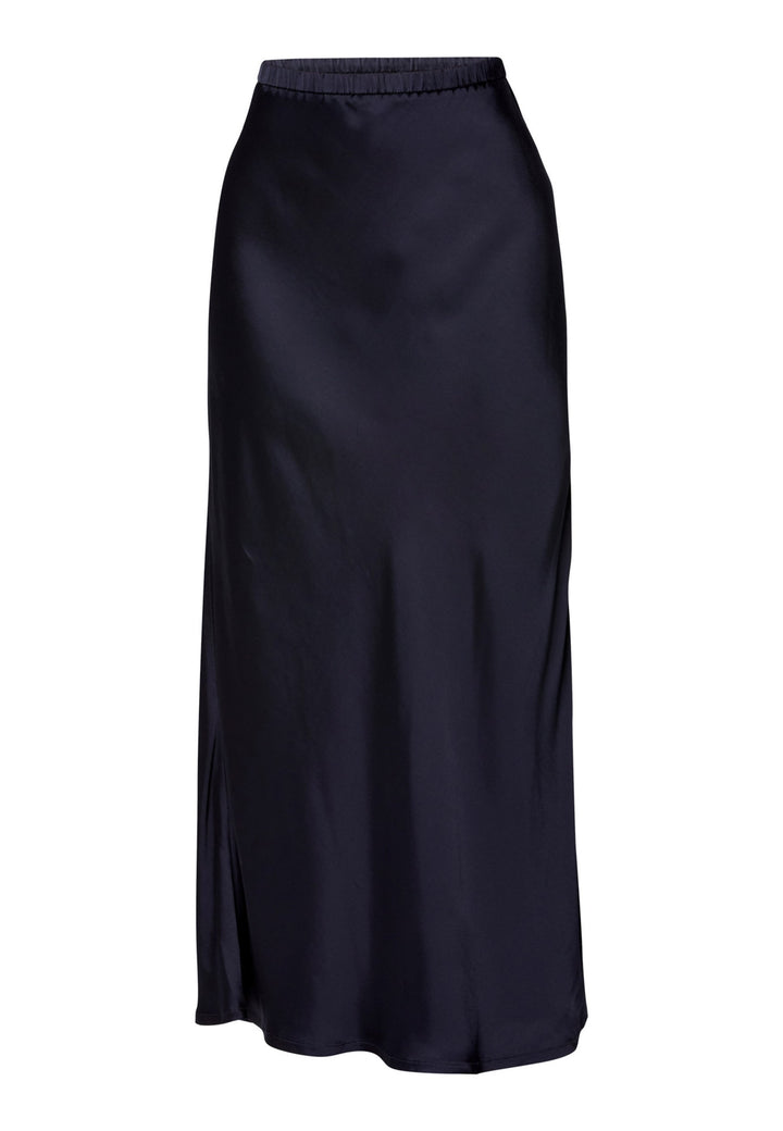 Lyra, the modern wide-leg trouser. Tailored with a natural waist, soft front pleats and sharp pressed creases. Full-length and fluid for an elongating line, with side pockets, belt loops and neat back welt pockets. Wear with the Darcie blazer for the coordinating suit, or dress down with a simple knit.