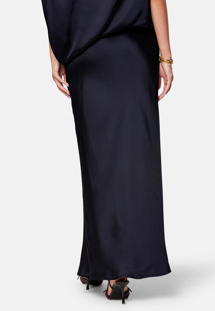 Lyra, the modern wide-leg trouser. Tailored with a natural waist, soft front pleats and sharp pressed creases. Full-length and fluid for an elongating line, with side pockets, belt loops and neat back welt pockets. Wear with the Darcie blazer for the coordinating suit, or dress down with a simple knit.