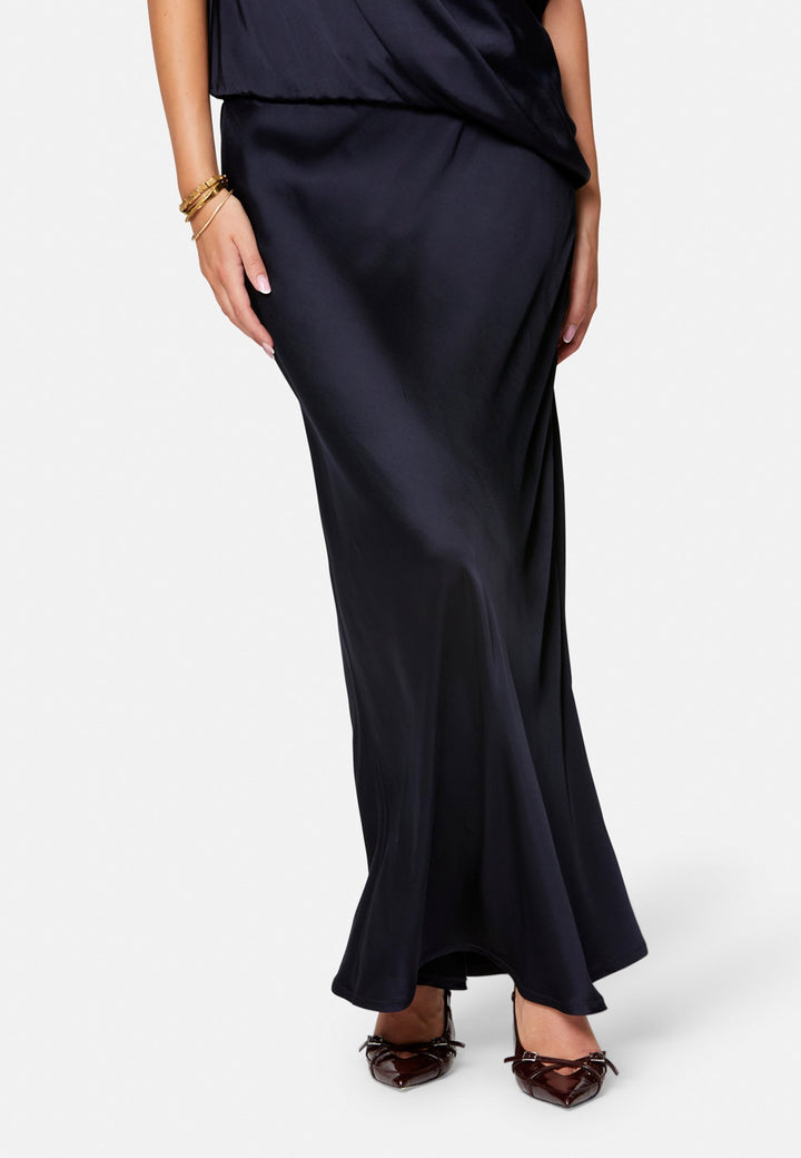 Lyra, the modern wide-leg trouser. Tailored with a natural waist, soft front pleats and sharp pressed creases. Full-length and fluid for an elongating line, with side pockets, belt loops and neat back welt pockets. Wear with the Darcie blazer for the coordinating suit, or dress down with a simple knit.