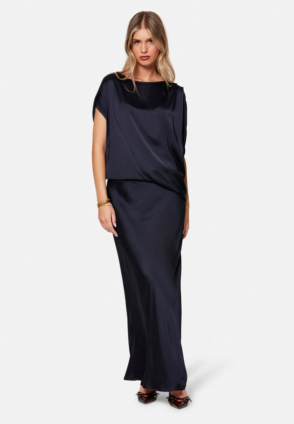Lyra, the modern wide-leg trouser. Tailored with a natural waist, soft front pleats and sharp pressed creases. Full-length and fluid for an elongating line, with side pockets, belt loops and neat back welt pockets. Wear with the Darcie blazer for the coordinating suit, or dress down with a simple knit.