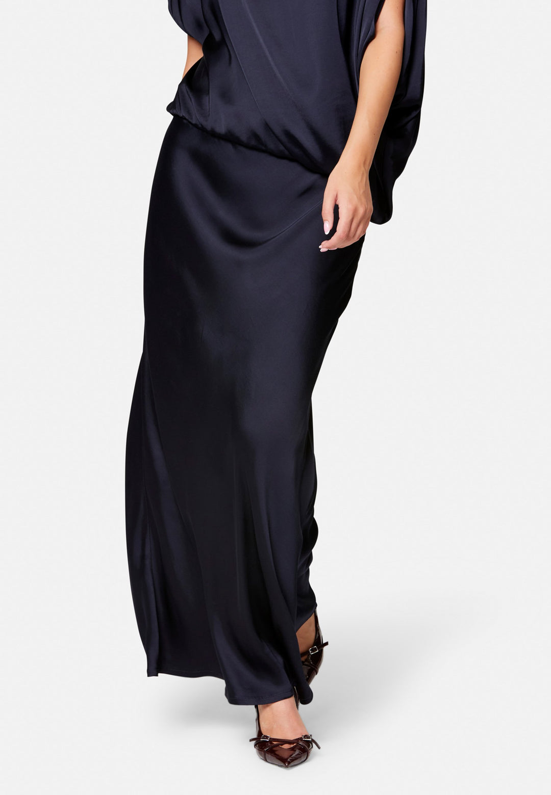 Lyra, the modern wide-leg trouser. Tailored with a natural waist, soft front pleats and sharp pressed creases. Full-length and fluid for an elongating line, with side pockets, belt loops and neat back welt pockets. Wear with the Darcie blazer for the coordinating suit, or dress down with a simple knit.