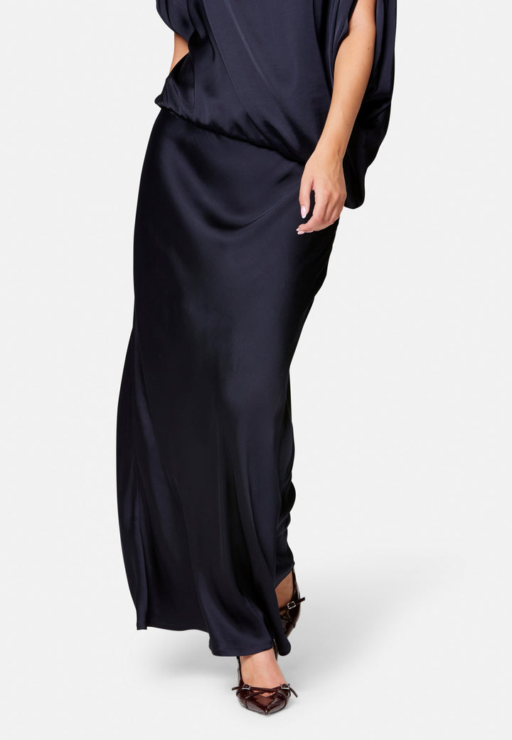 Lyra, the modern wide-leg trouser. Tailored with a natural waist, soft front pleats and sharp pressed creases. Full-length and fluid for an elongating line, with side pockets, belt loops and neat back welt pockets. Wear with the Darcie blazer for the coordinating suit, or dress down with a simple knit.