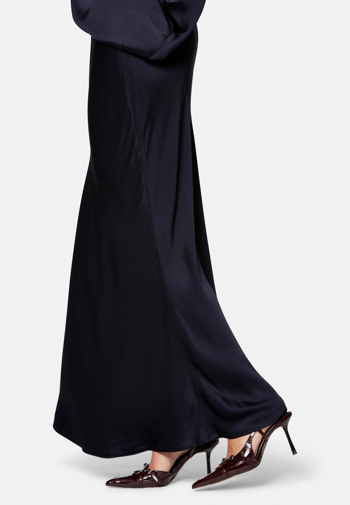 Lyra, the modern wide-leg trouser. Tailored with a natural waist, soft front pleats and sharp pressed creases. Full-length and fluid for an elongating line, with side pockets, belt loops and neat back welt pockets. Wear with the Darcie blazer for the coordinating suit, or dress down with a simple knit.