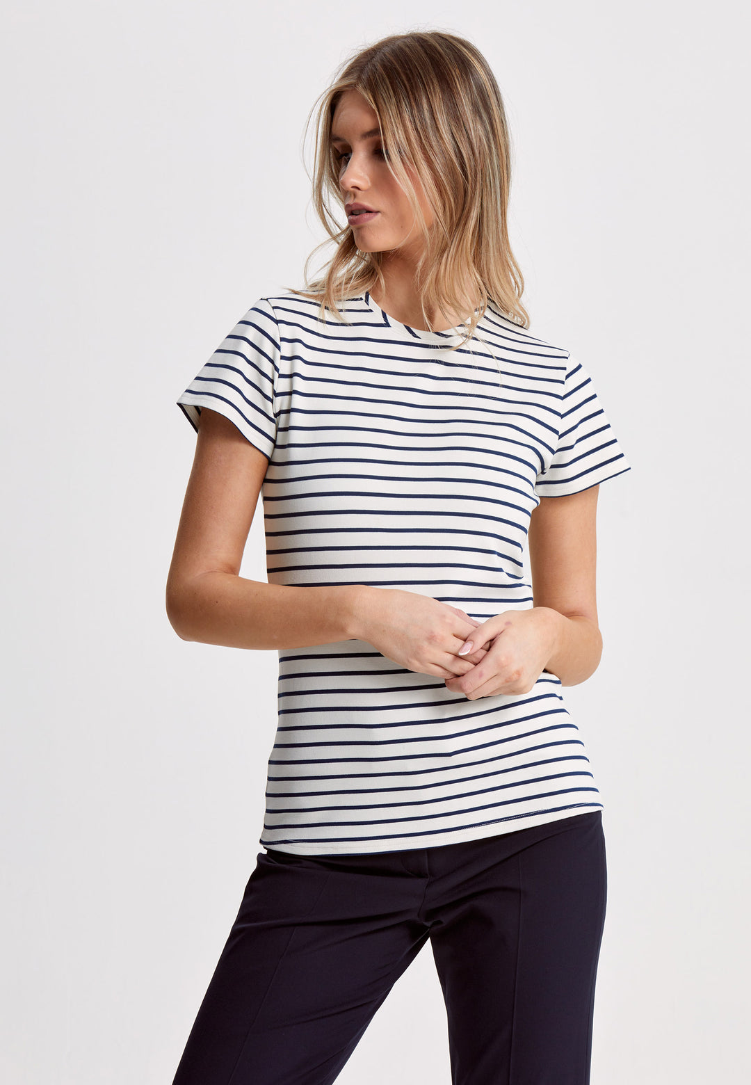 This luxurious rendition of the timeless T-shirt is crafted from premium stretch jersey and boasts a refined round neck, cementing its place as a must-have essential. Now available in a sophisticated navy and ecru stripe.