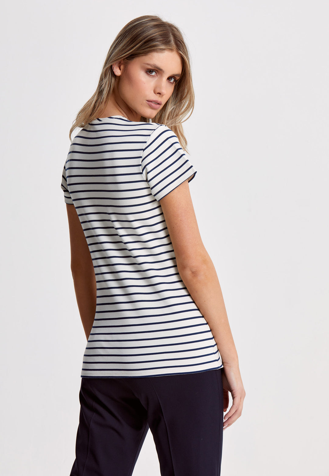 This luxurious rendition of the timeless T-shirt is crafted from premium stretch jersey and boasts a refined round neck, cementing its place as a must-have essential. Now available in a sophisticated navy and ecru stripe.