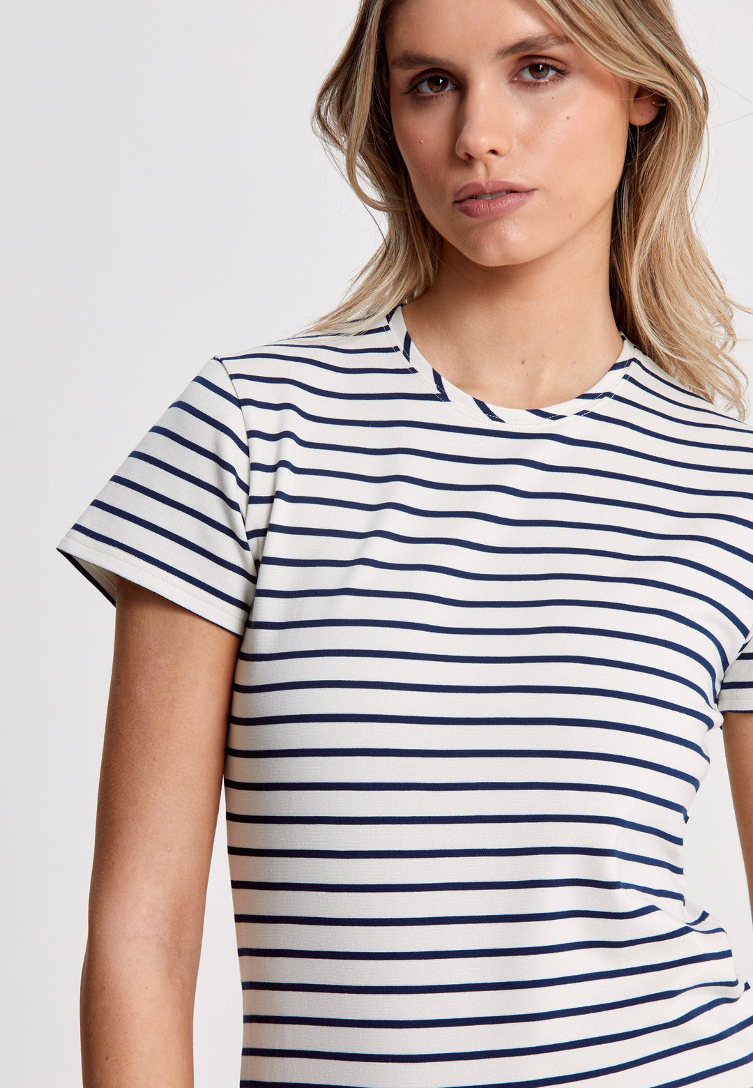 This luxurious rendition of the timeless T-shirt is crafted from premium stretch jersey and boasts a refined round neck, cementing its place as a must-have essential. Now available in a sophisticated navy and ecru stripe.