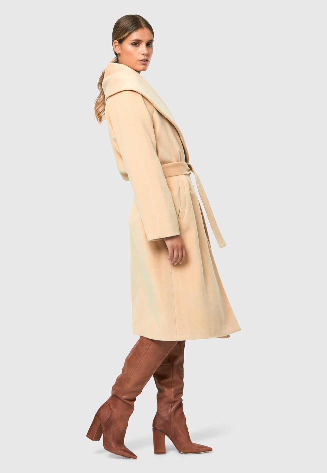  Ali Fawn Coat, a winter must-have. This exquisite coat features a timeless design with a shawl collar and raglan sleeves, adding a touch of sophistication to your outerwear 