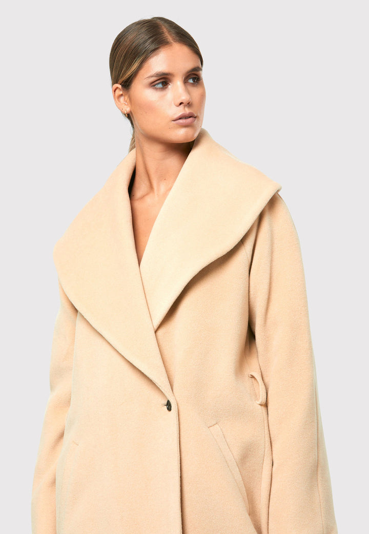  Ali Fawn Coat, a winter must-have. This exquisite coat features a timeless design with a shawl collar and raglan sleeves, adding a touch of sophistication to your outerwear 
