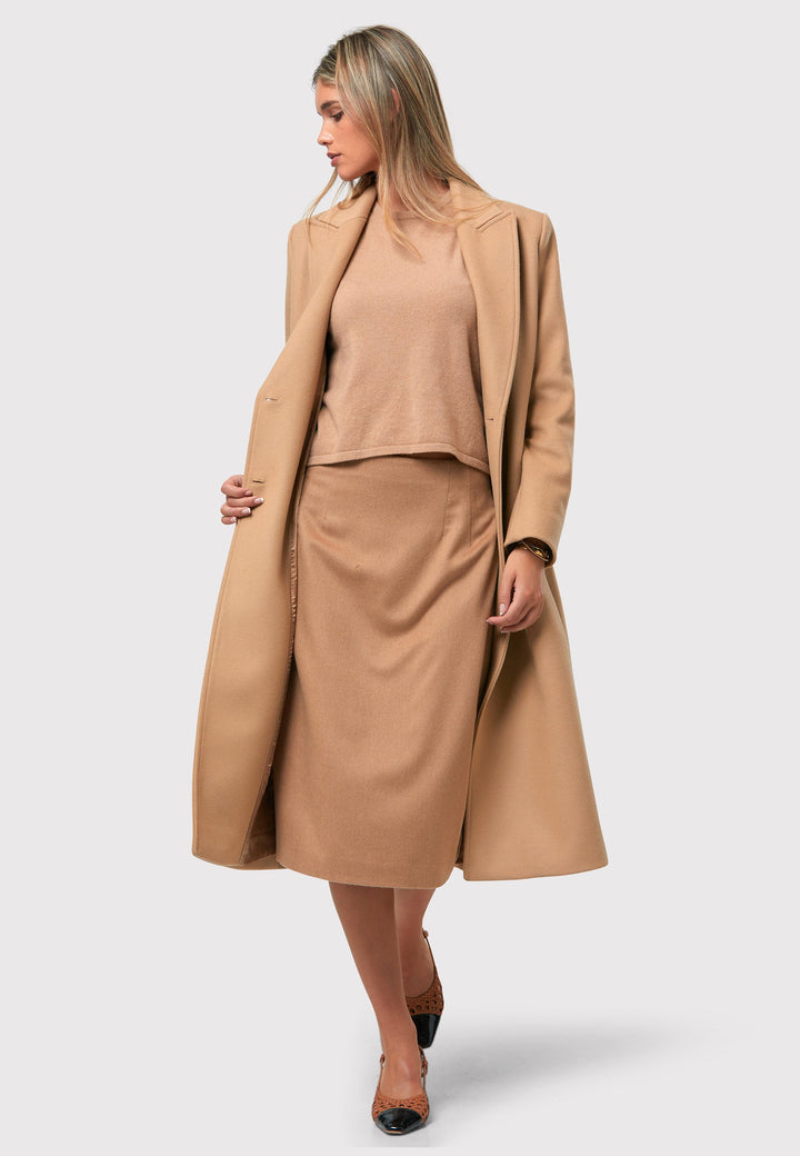 Crafted from sumptuous camel hair, Ambre is a new take to the classic mid skirt. Perfect for the winter days ahead, it will bring warmth, comfort and elegance to your wardrobe. Pair it with Helen McAlinden's knitted cashmere for the perfect office look.