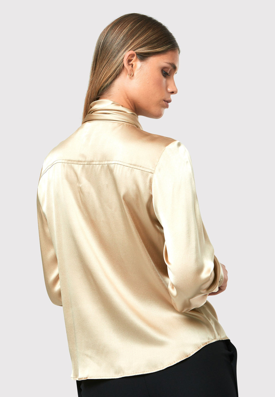  Crafted from a silk blend, it offers a luxurious feel against your skin. The button-down style pussy-bow neckline shirt.