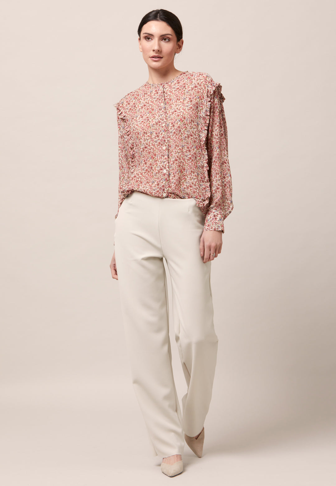 Give your everyday wardrobe an upgrade with the lauren jewel neck blouse. Cut in soft-touch silk blend crinkled georgette printed in feminine vintage inspired mini floral. A discreet ruffle runs from hem to hem over the shoulder. Lauren has been designed to add interest to the everyday.