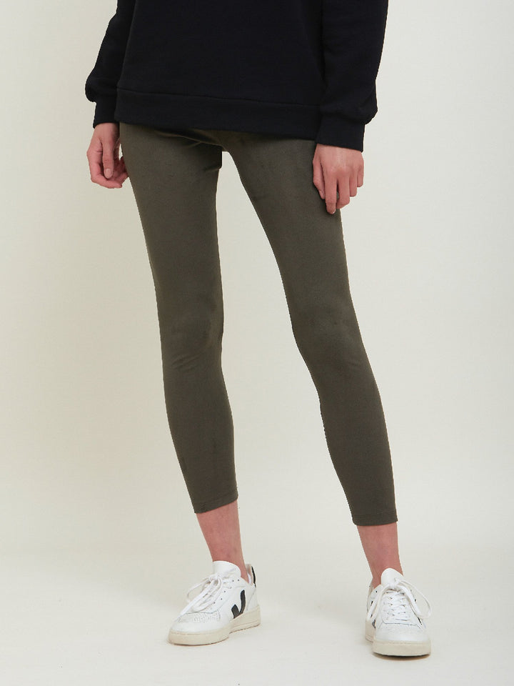 Belle faux suede legging in a flattering super stretch fabric. Fits snuggly to a natural waistline to ensure a stream-line fit & features front concealed ties for added comfort. Team with the Khloe Black Sweatshirt to take you from everyday living to your yoga sessions.