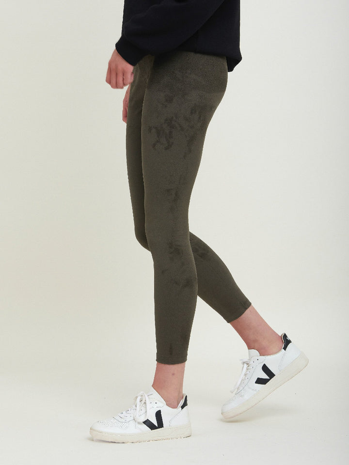 Belle faux suede legging in a flattering super stretch fabric. Fits snuggly to a natural waistline to ensure a stream-line fit & features front concealed ties for added comfort. Team with the Khloe Black Sweatshirt to take you from everyday living to your yoga sessions.