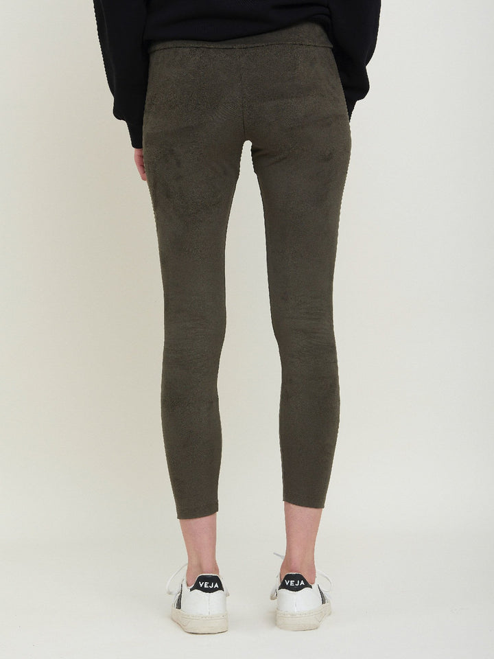 Belle faux suede legging in a flattering super stretch fabric. Fits snuggly to a natural waistline to ensure a stream-line fit & features front concealed ties for added comfort. Team with the Khloe Black Sweatshirt to take you from everyday living to your yoga sessions.