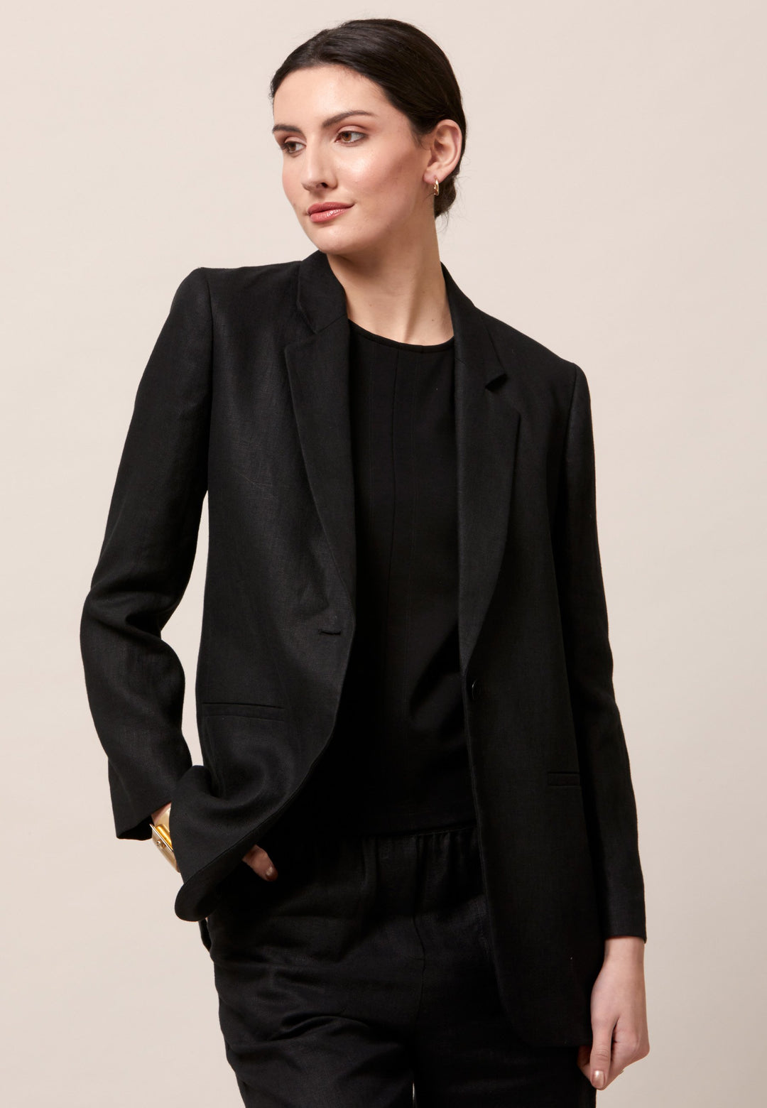 Cassie, the investment-worthy black linen blazer. The ultimate summer attire. Minimalist styling with a single button fastening. An oversized and slightly boxy silhouette. Wear it with a simple tee and the co-ordinating Vanessa pant with trainers for a chic and contemporary look