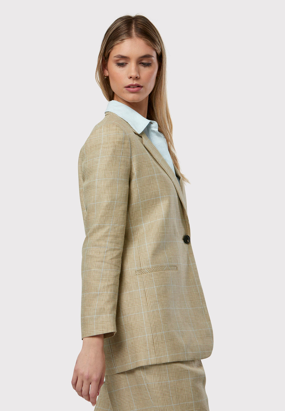 Cassie Glencheck Jacket, A refined investment crafted from tweed, showcasing a delightful blend of cream, beige, white, and baby blue hues. This jacket seamlessly combines summer elegance with versatility. With minimalist styling, a single-button fastening, and an oversized, subtly boxy silhouette, it exudes effortless sophistication. Pair it with a simple tee and the coordinating Lyra pants, finished with trainers for a chic and modern ensemble.