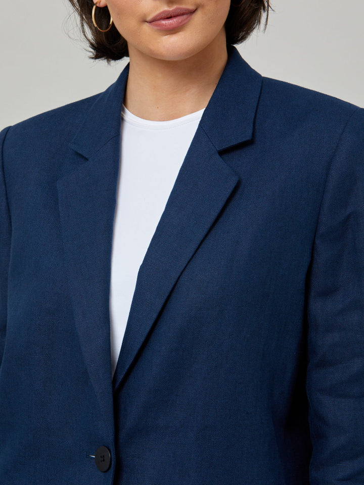 Cassie, the investment-worthy indigo linen blazer. The ultimate summer attire. Minimalist styling with a single button fastening. Wear it with matching Vanessa pant for a contemporary look.