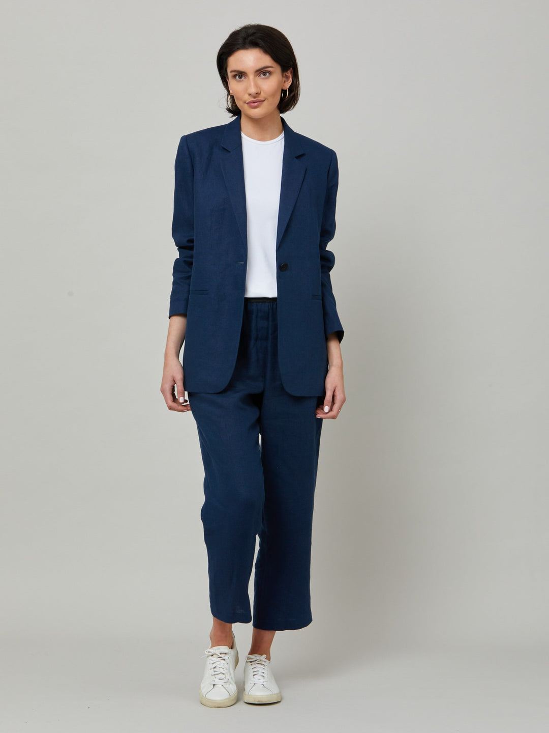 Cassie, the investment-worthy indigo linen blazer. The ultimate summer attire. Minimalist styling with a single button fastening. Wear it with matching Vanessa pant for a contemporary look.