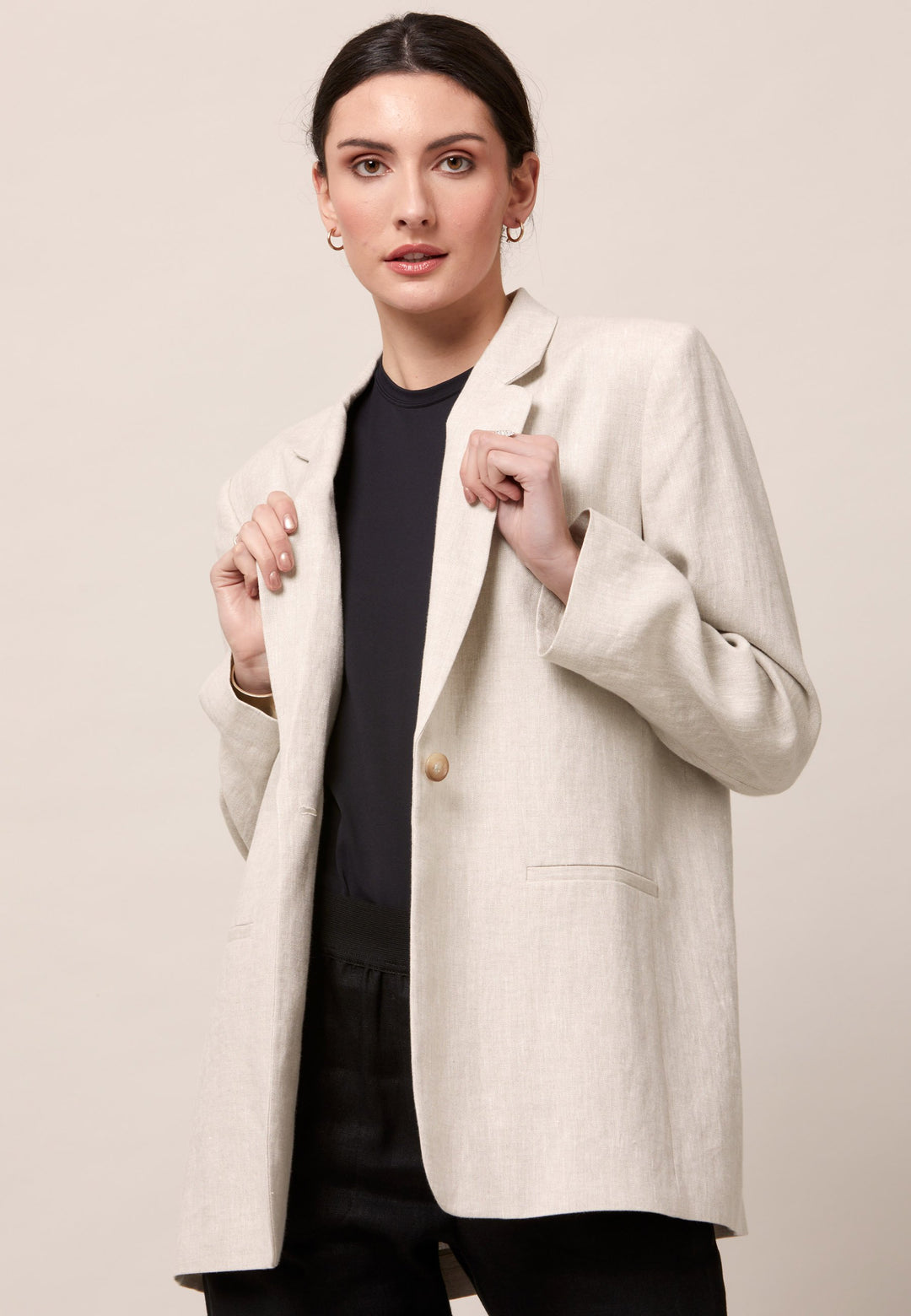 Cassie, the investment-worthy oatmeal linen blazer. The ultimate summer attire. Minimalist styling with a single button fastening. An oversized and slightly boxy silhouette. Wear it with a simple tee and the co-ordinating Vanessa pant with trainers for a chic and contemporary look.