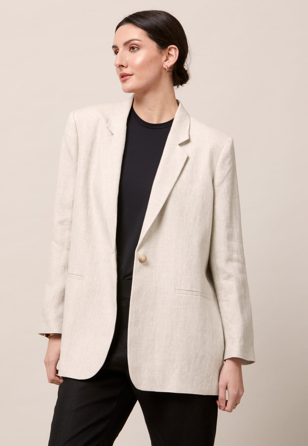 Cassie, the investment-worthy oatmeal linen blazer. The ultimate summer attire. Minimalist styling with a single button fastening. An oversized and slightly boxy silhouette. Wear it with a simple tee and the co-ordinating Vanessa pant with trainers for a chic and contemporary look.